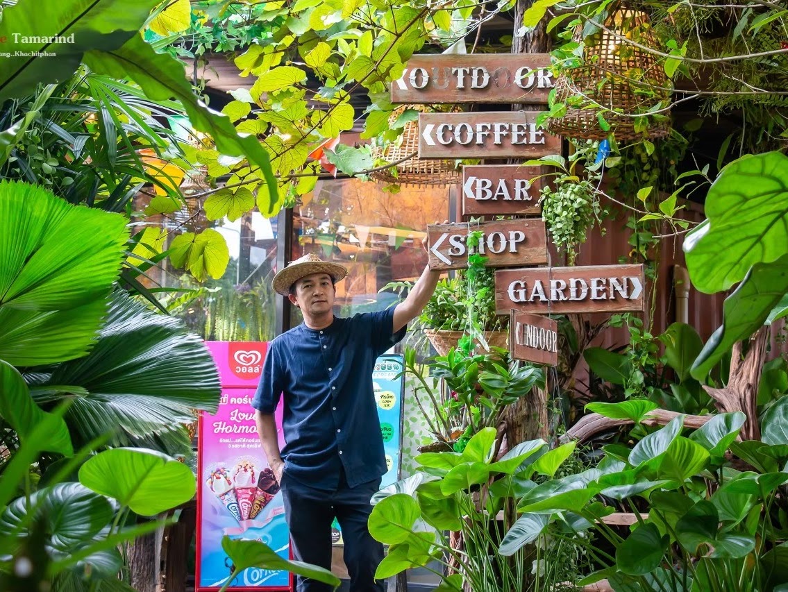 ป้ายบอกทาง Outdoor Coffee Shop Garden ในฟาร์ม