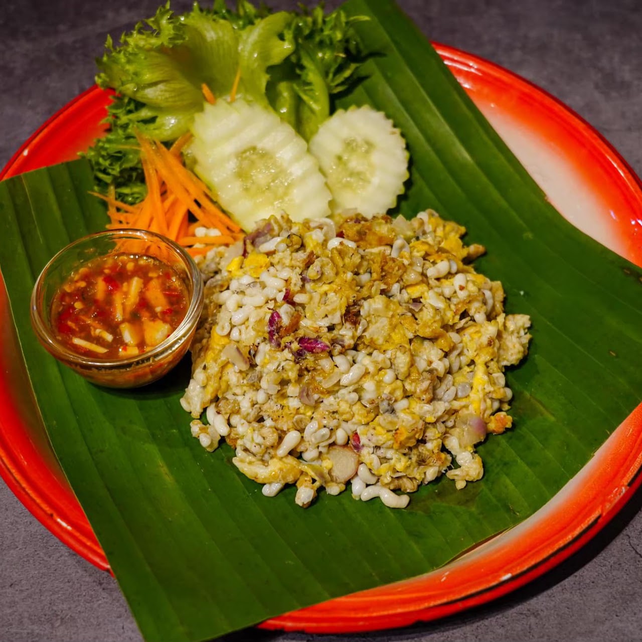 ไข่เจียวไข่มดแดง เมนูท้องถิ่น