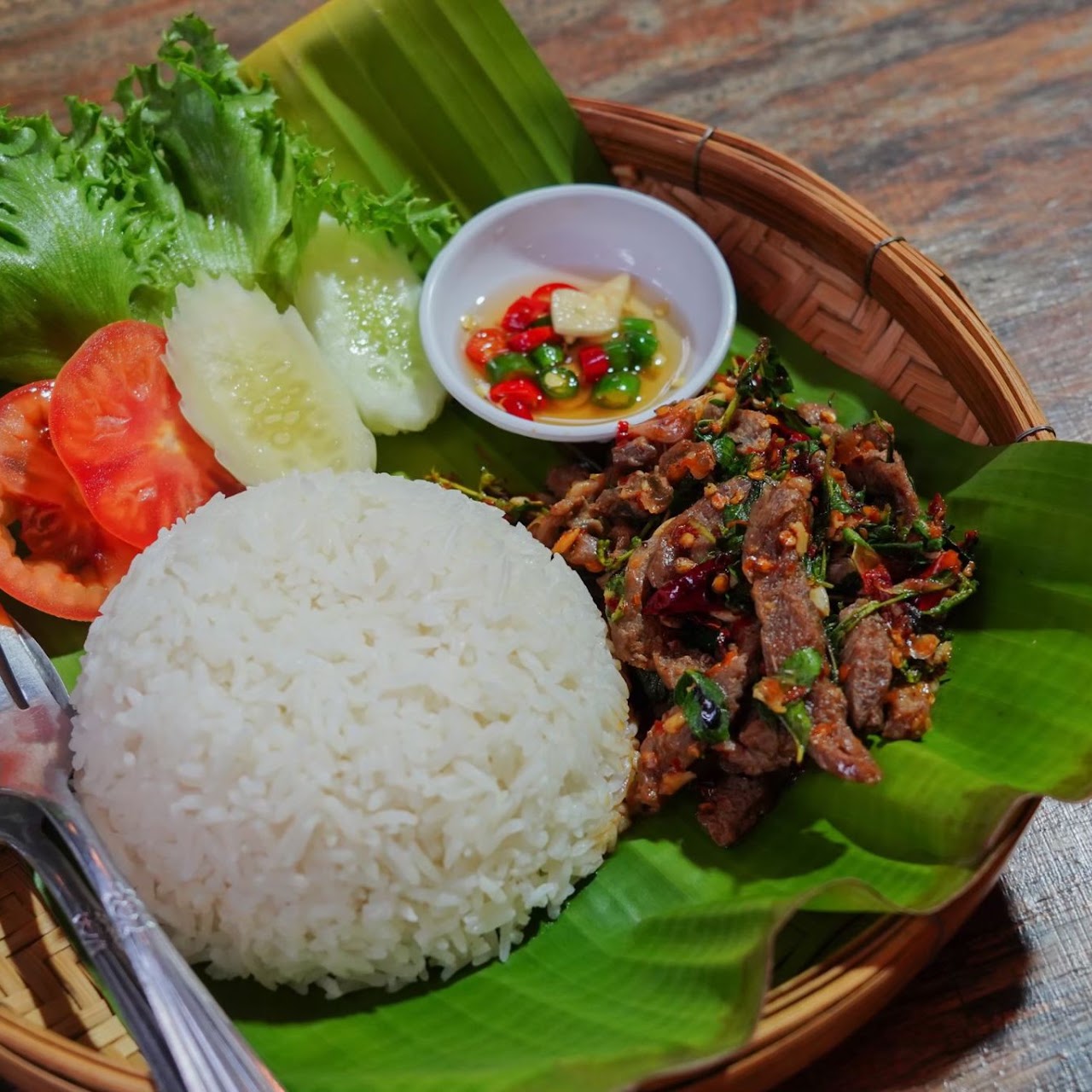 ข้าวกะเพราเนื้อโบราณเสิร์ฟบนใบตอง