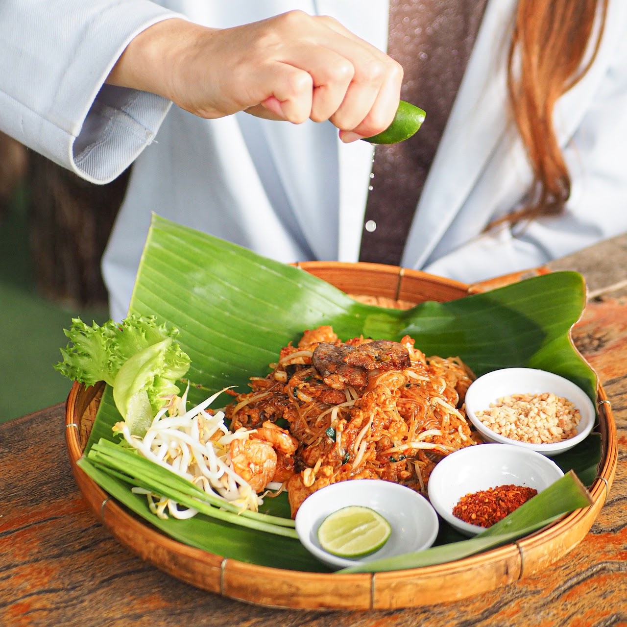 ผัดไทยเส้นขนมจีนมะขามกุ้งสด
