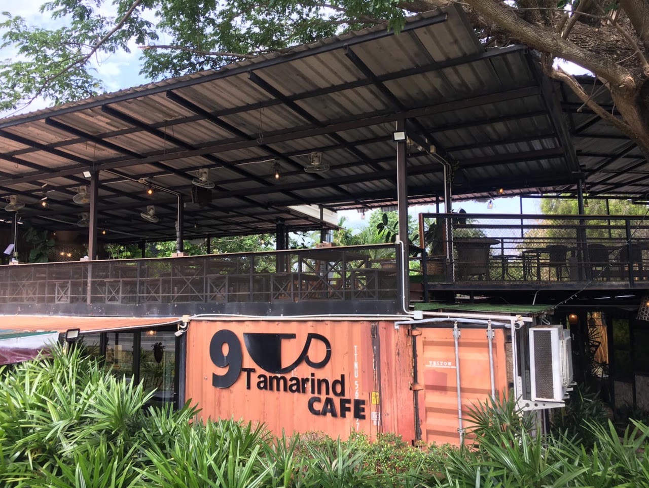 อาคารและมุมที่นั่ง Nine Tamarind Cafe