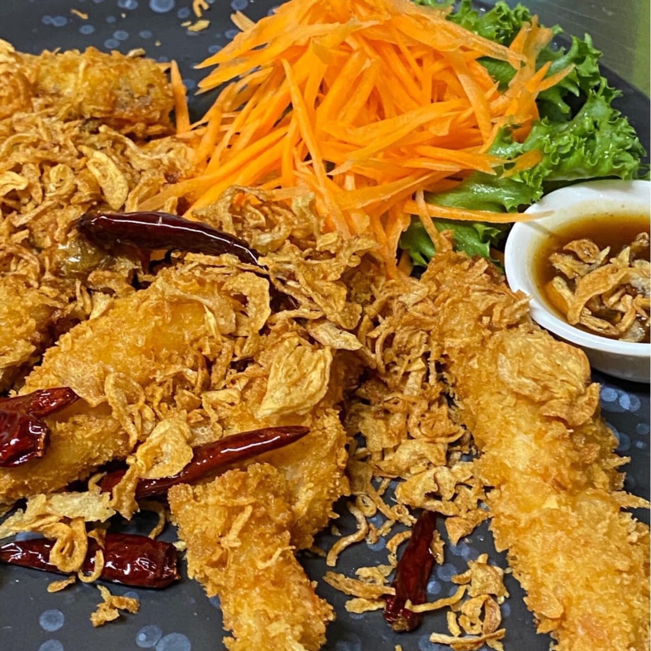 กุ้งชุบแป้งทอดซอสมะขามโรยหอมเจียว