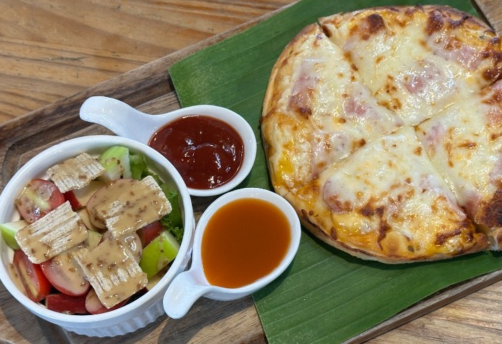 พิซซ่า พร้อมสลัดผัก Nine Tamarind Cafe